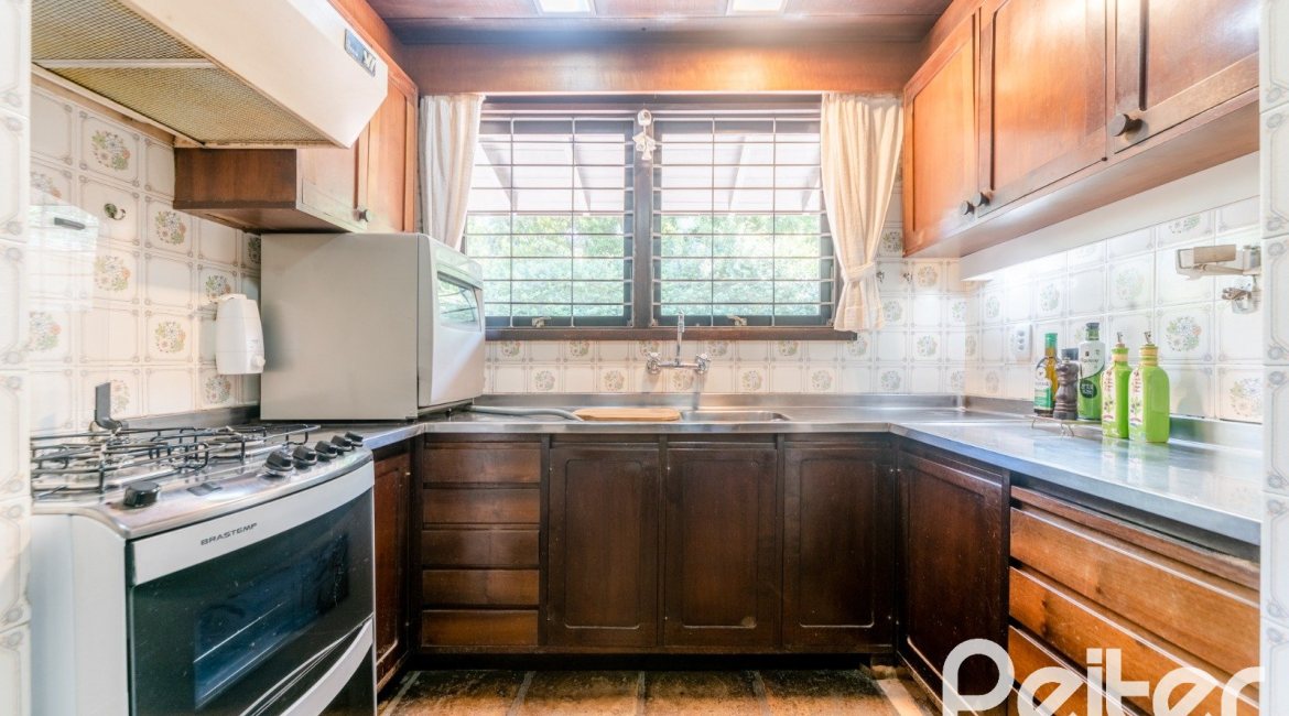 Casa à venda com 187m², 3 dormitórios, 1 suíte, 4 vagas, no bairro Ipanema em Porto Alegre