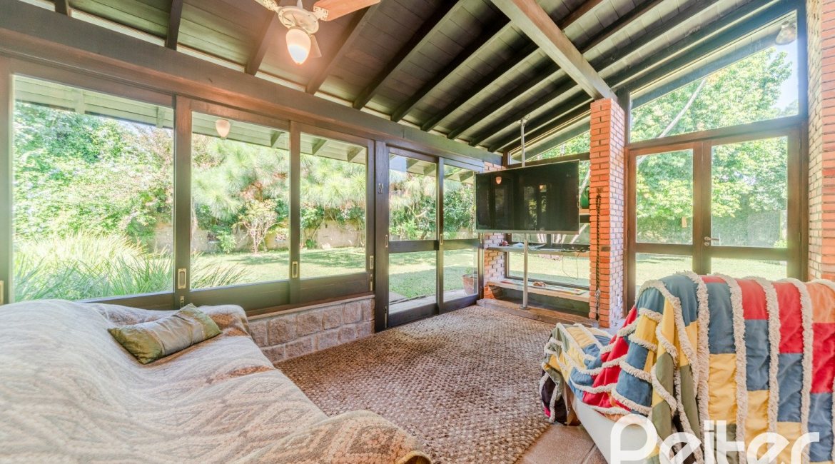 Casa à venda com 187m², 3 dormitórios, 1 suíte, 4 vagas, no bairro Ipanema em Porto Alegre