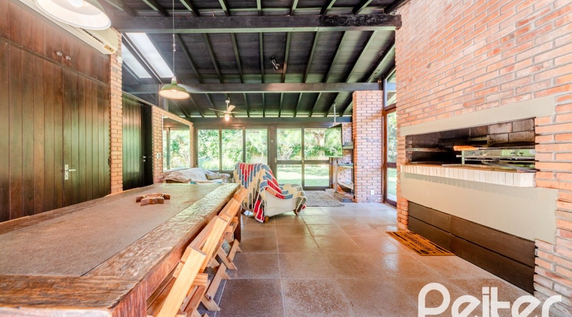 Casa à venda com 187m², 3 dormitórios, 1 suíte, 4 vagas, no bairro Ipanema em Porto Alegre