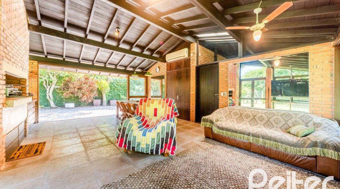 Casa à venda com 187m², 3 dormitórios, 1 suíte, 4 vagas, no bairro Ipanema em Porto Alegre