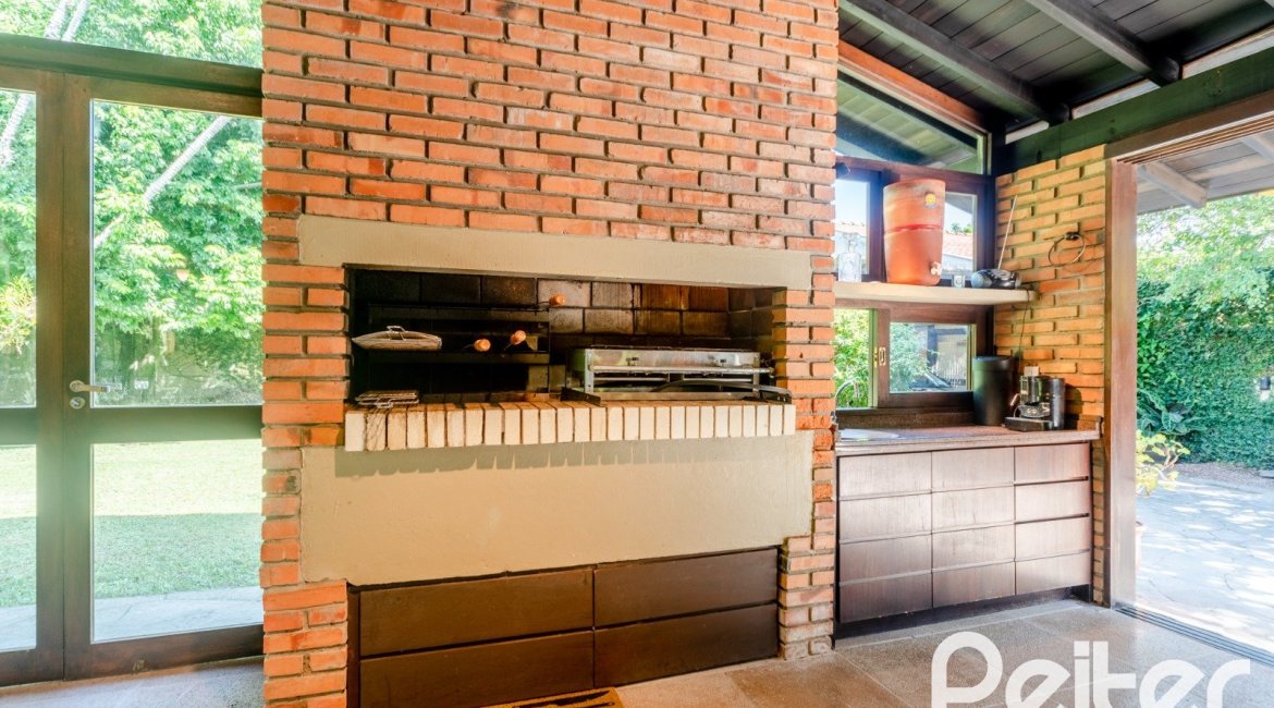 Casa à venda com 187m², 3 dormitórios, 1 suíte, 4 vagas, no bairro Ipanema em Porto Alegre