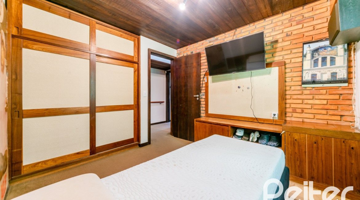 Casa à venda com 187m², 3 dormitórios, 1 suíte, 4 vagas, no bairro Ipanema em Porto Alegre