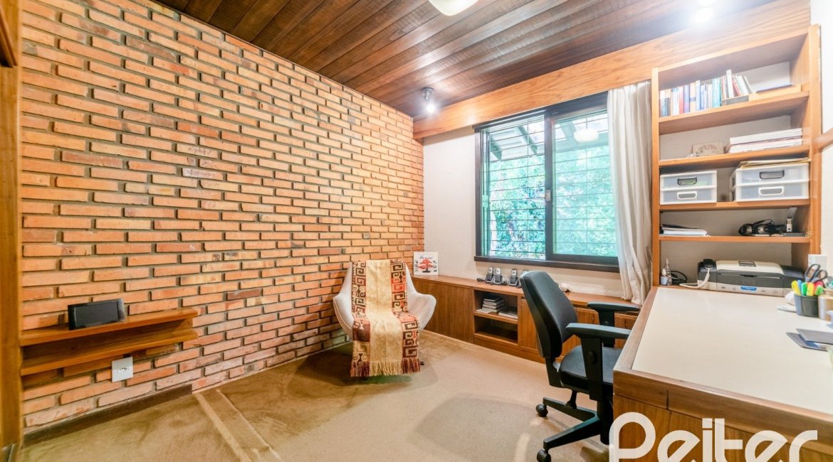 Casa à venda com 187m², 3 dormitórios, 1 suíte, 4 vagas, no bairro Ipanema em Porto Alegre