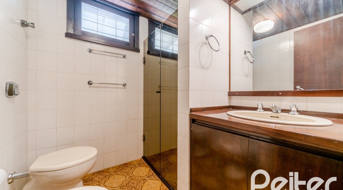 Casa à venda com 187m², 3 dormitórios, 1 suíte, 4 vagas, no bairro Ipanema em Porto Alegre