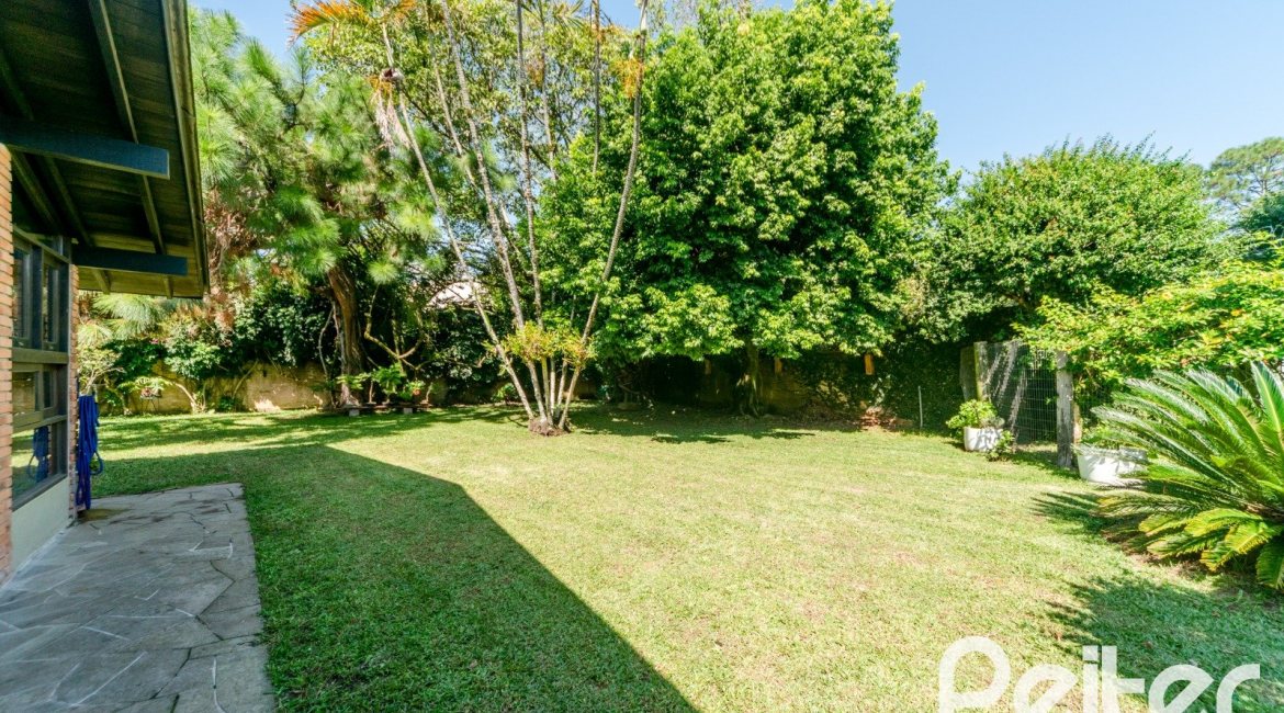 Casa à venda com 187m², 3 dormitórios, 1 suíte, 4 vagas, no bairro Ipanema em Porto Alegre