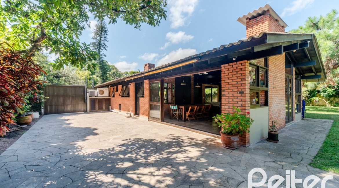 Casa à venda com 187m², 3 dormitórios, 1 suíte, 4 vagas, no bairro Ipanema em Porto Alegre