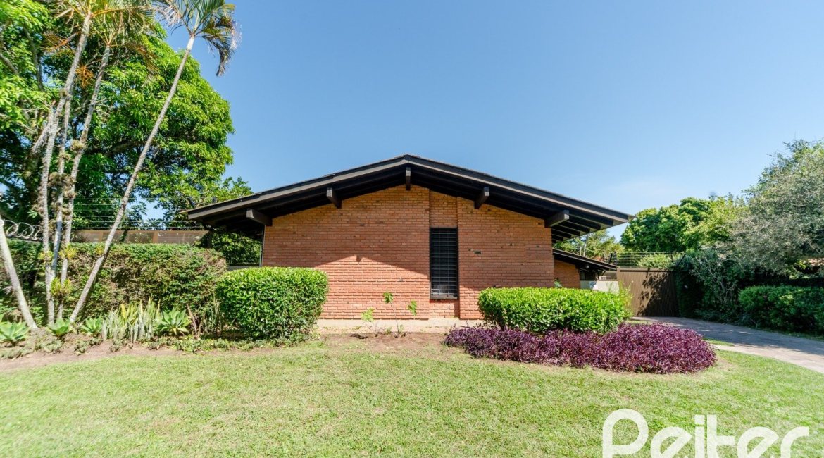 Casa à venda com 187m², 3 dormitórios, 1 suíte, 4 vagas, no bairro Ipanema em Porto Alegre