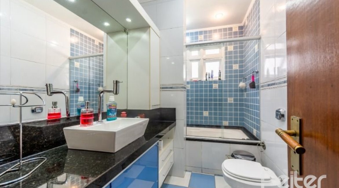 Casa em Condomínio à venda com 400m², 3 dormitórios, 1 suíte, 6 vagas, no bairro Cavalhada em PORTO ALEGRE