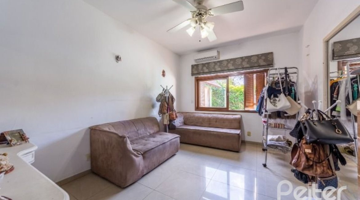 Casa em Condomínio à venda com 400m², 3 dormitórios, 1 suíte, 6 vagas, no bairro Cavalhada em PORTO ALEGRE