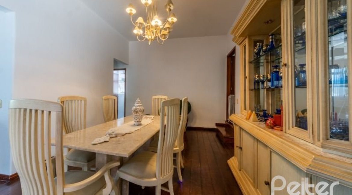 Casa em Condomínio à venda com 400m², 3 dormitórios, 1 suíte, 6 vagas, no bairro Cavalhada em PORTO ALEGRE