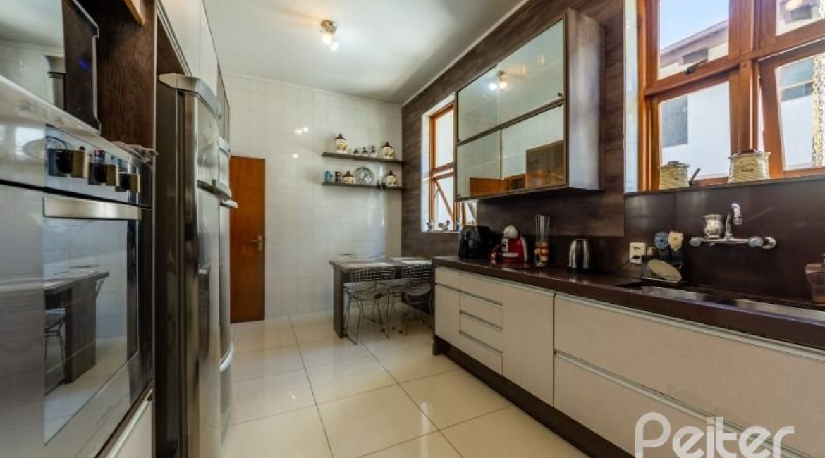 Casa em Condomínio à venda com 400m², 3 dormitórios, 1 suíte, 6 vagas, no bairro Cavalhada em PORTO ALEGRE