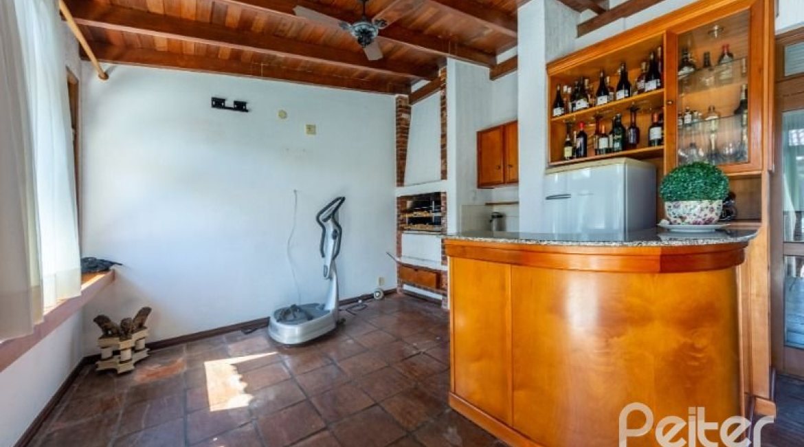 Casa em Condomínio à venda com 400m², 3 dormitórios, 1 suíte, 6 vagas, no bairro Cavalhada em PORTO ALEGRE