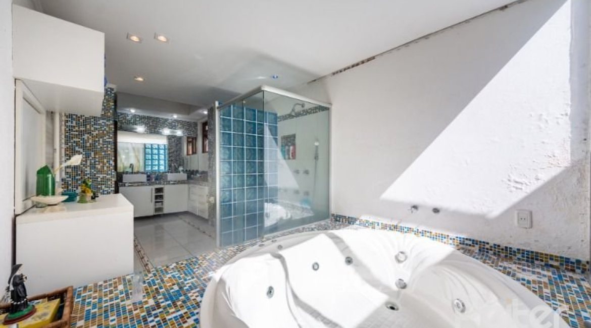 Casa em Condomínio à venda com 400m², 3 dormitórios, 1 suíte, 6 vagas, no bairro Cavalhada em PORTO ALEGRE