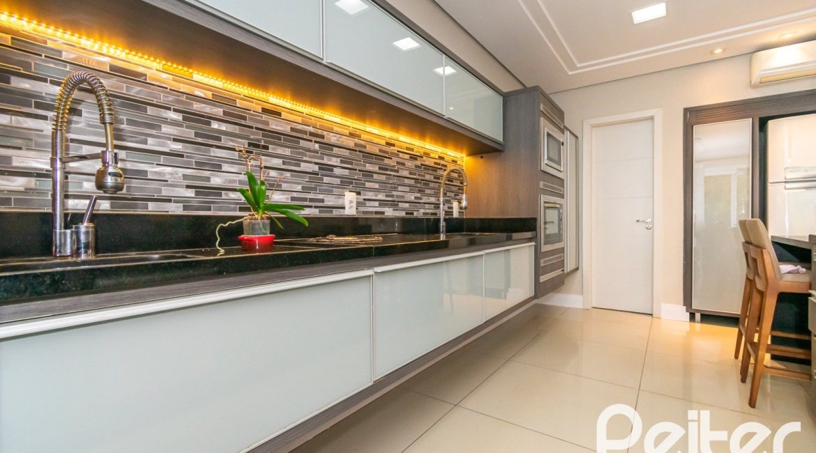 Casa em Condomínio à venda com 220m², 4 dormitórios, 4 suítes, 2 vagas, no bairro Terra Ville em PORTO ALEGRE