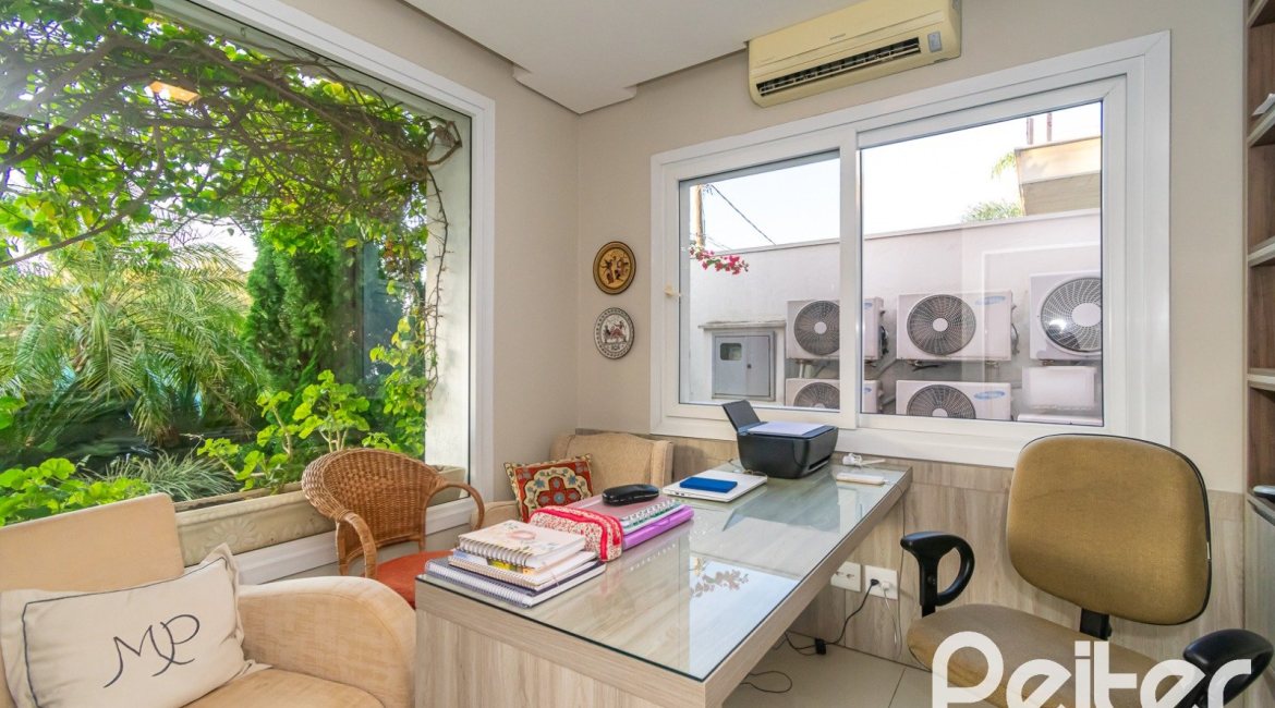 Casa em Condomínio à venda com 220m², 4 dormitórios, 4 suítes, 2 vagas, no bairro Terra Ville em PORTO ALEGRE