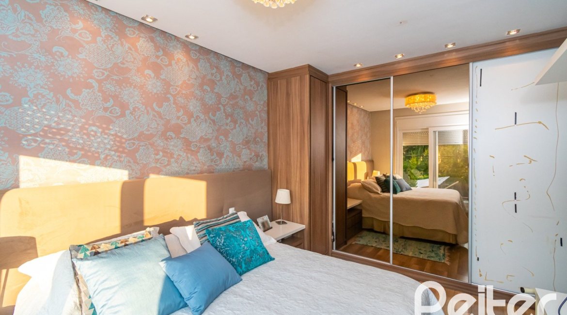 Casa em Condomínio à venda com 220m², 4 dormitórios, 4 suítes, 2 vagas, no bairro Terra Ville em PORTO ALEGRE