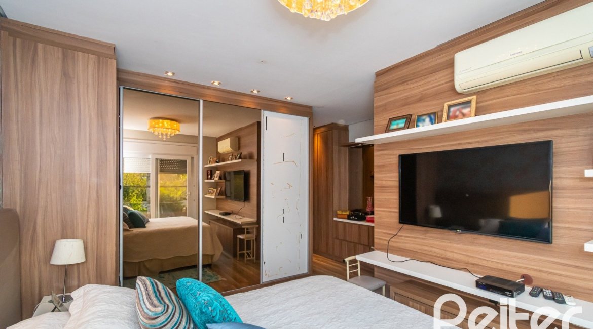 Casa em Condomínio à venda com 220m², 4 dormitórios, 4 suítes, 2 vagas, no bairro Terra Ville em PORTO ALEGRE