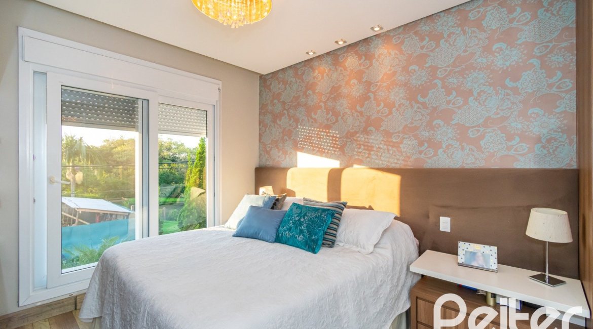 Casa em Condomínio à venda com 220m², 4 dormitórios, 4 suítes, 2 vagas, no bairro Terra Ville em PORTO ALEGRE