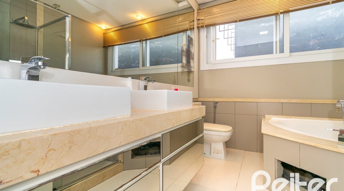 Casa em Condomínio à venda com 220m², 4 dormitórios, 4 suítes, 2 vagas, no bairro Terra Ville em PORTO ALEGRE