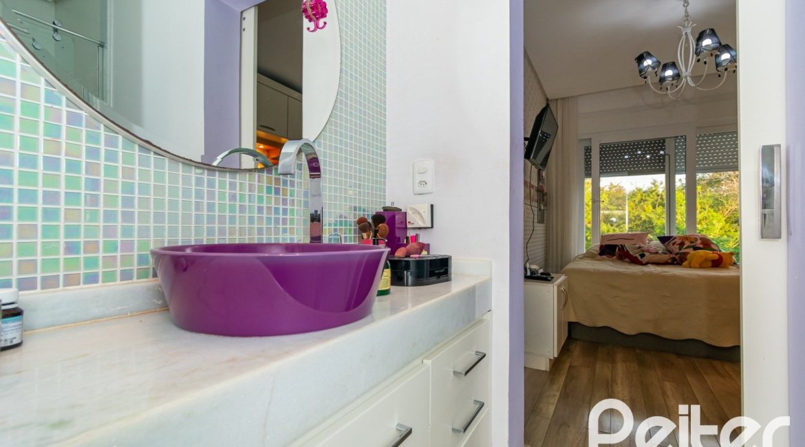 Casa em Condomínio à venda com 220m², 4 dormitórios, 4 suítes, 2 vagas, no bairro Terra Ville em PORTO ALEGRE