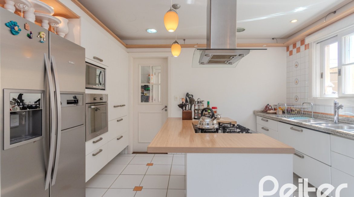 Casa em Condomínio à venda com 400m², 3 dormitórios, 3 suítes, 2 vagas, no bairro Terra Ville em Porto Alegre