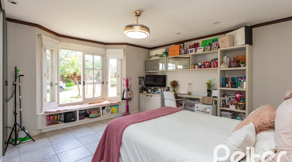 Casa em Condomínio à venda com 400m², 3 dormitórios, 3 suítes, 2 vagas, no bairro Terra Ville em Porto Alegre