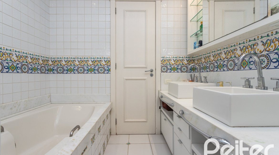 Casa em Condomínio à venda com 400m², 3 dormitórios, 3 suítes, 2 vagas, no bairro Terra Ville em Porto Alegre