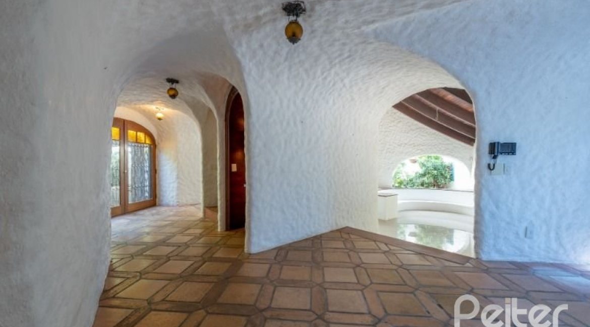 Casa à venda com 460m², 3 dormitórios, 1 suíte, 4 vagas, no bairro Vila Conceição em Porto Alegre