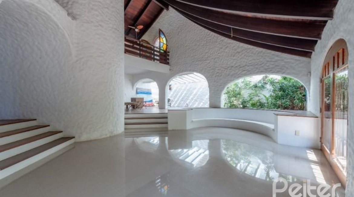 Casa à venda com 460m², 3 dormitórios, 1 suíte, 4 vagas, no bairro Vila Conceição em Porto Alegre