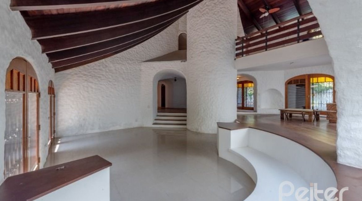 Casa à venda com 460m², 3 dormitórios, 1 suíte, 4 vagas, no bairro Vila Conceição em Porto Alegre