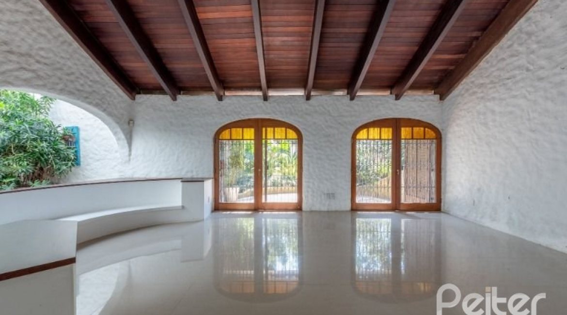 Casa à venda com 460m², 3 dormitórios, 1 suíte, 4 vagas, no bairro Vila Conceição em Porto Alegre
