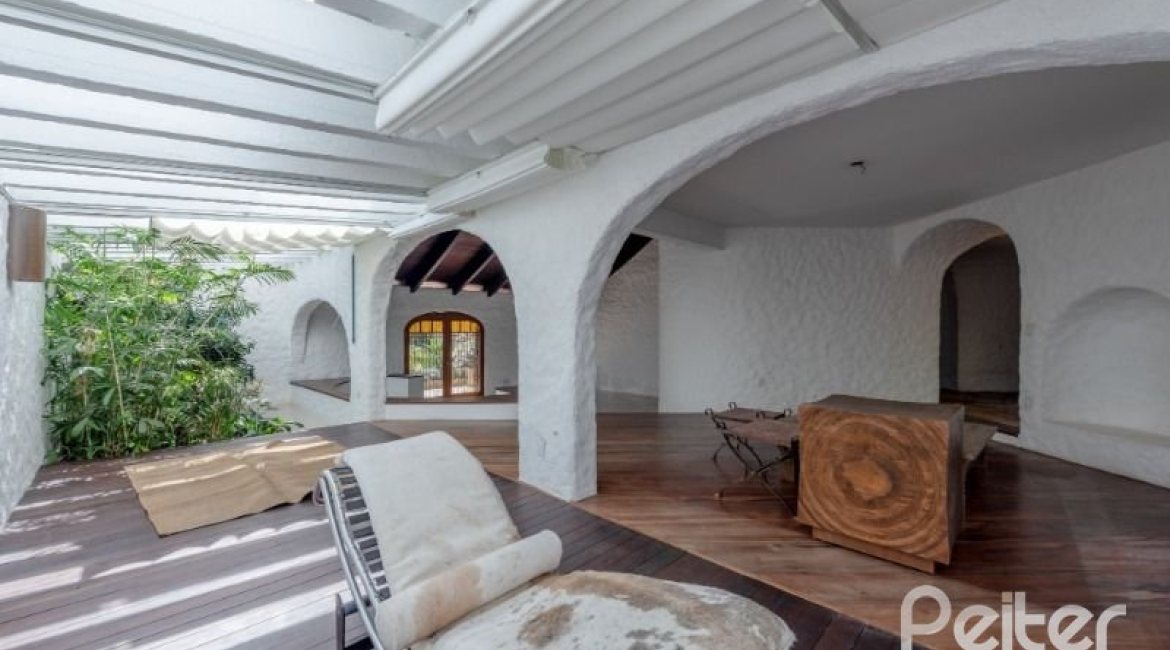 Casa à venda com 460m², 3 dormitórios, 1 suíte, 4 vagas, no bairro Vila Conceição em Porto Alegre