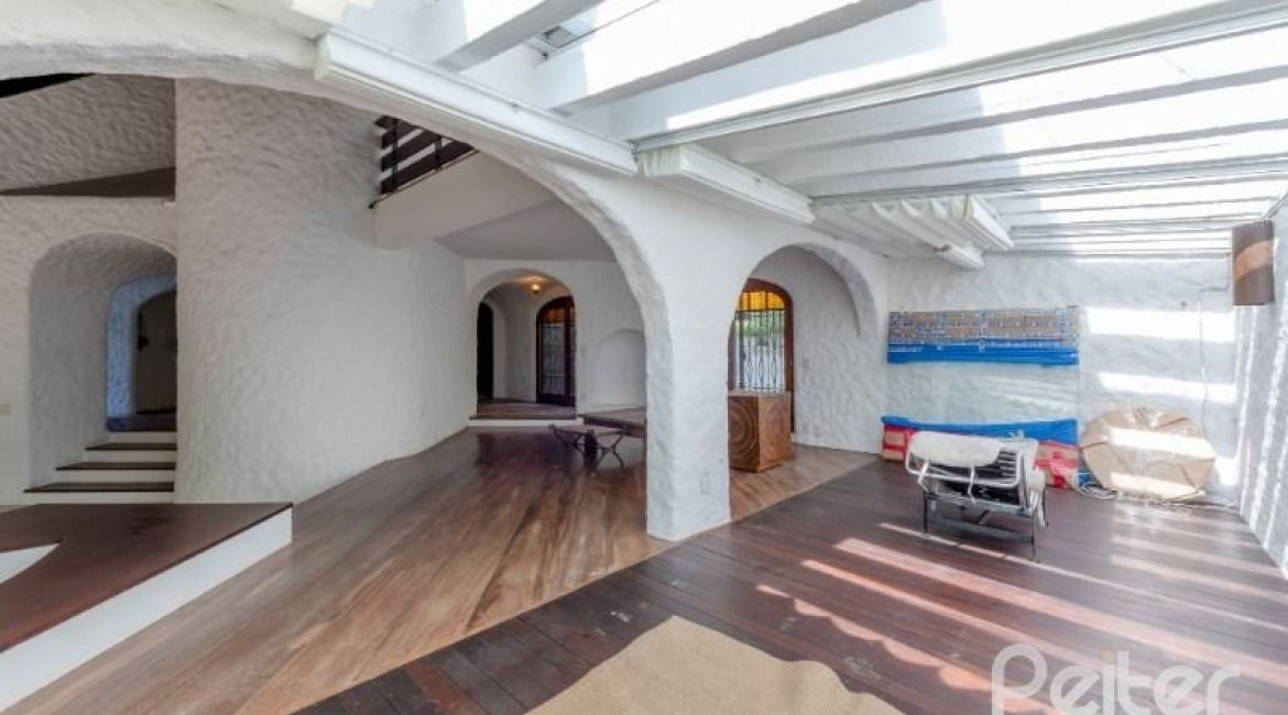 Casa à venda com 460m², 3 dormitórios, 1 suíte, 4 vagas, no bairro Vila Conceição em Porto Alegre