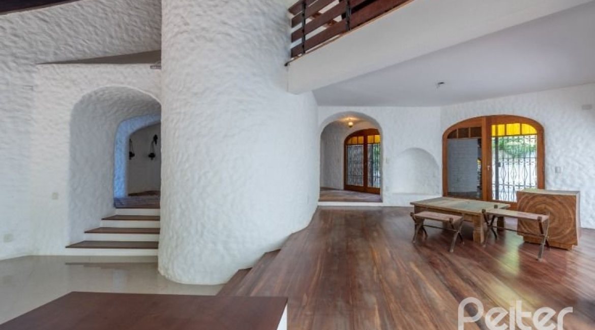 Casa à venda com 460m², 3 dormitórios, 1 suíte, 4 vagas, no bairro Vila Conceição em Porto Alegre