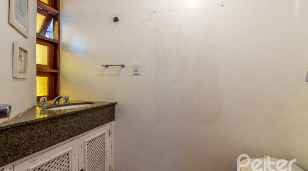 Casa à venda com 460m², 3 dormitórios, 1 suíte, 4 vagas, no bairro Vila Conceição em Porto Alegre