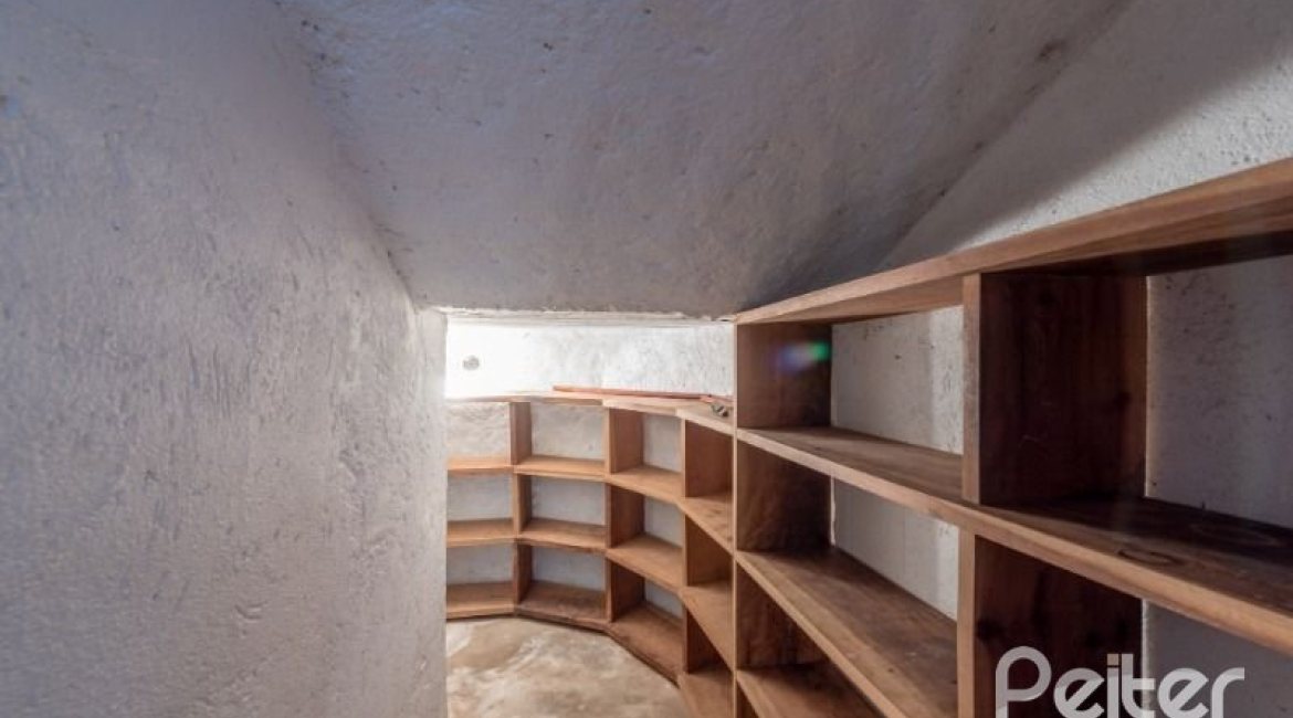 Casa à venda com 460m², 3 dormitórios, 1 suíte, 4 vagas, no bairro Vila Conceição em Porto Alegre