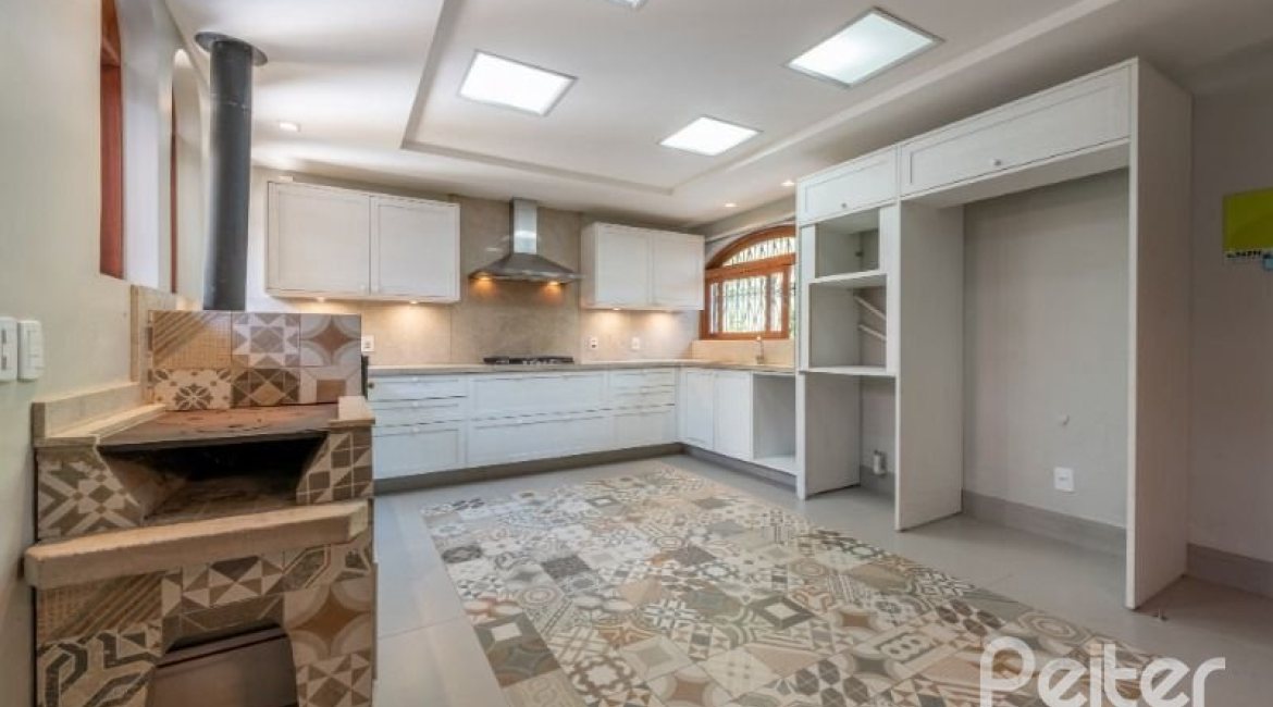 Casa à venda com 460m², 3 dormitórios, 1 suíte, 4 vagas, no bairro Vila Conceição em Porto Alegre