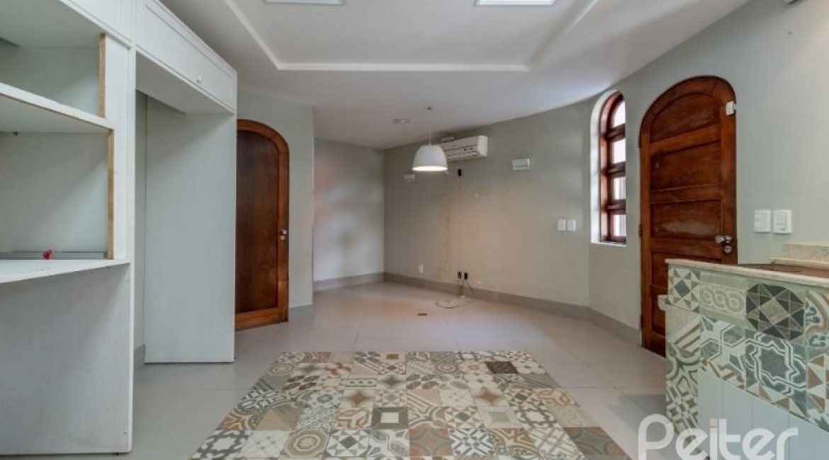 Casa à venda com 460m², 3 dormitórios, 1 suíte, 4 vagas, no bairro Vila Conceição em Porto Alegre