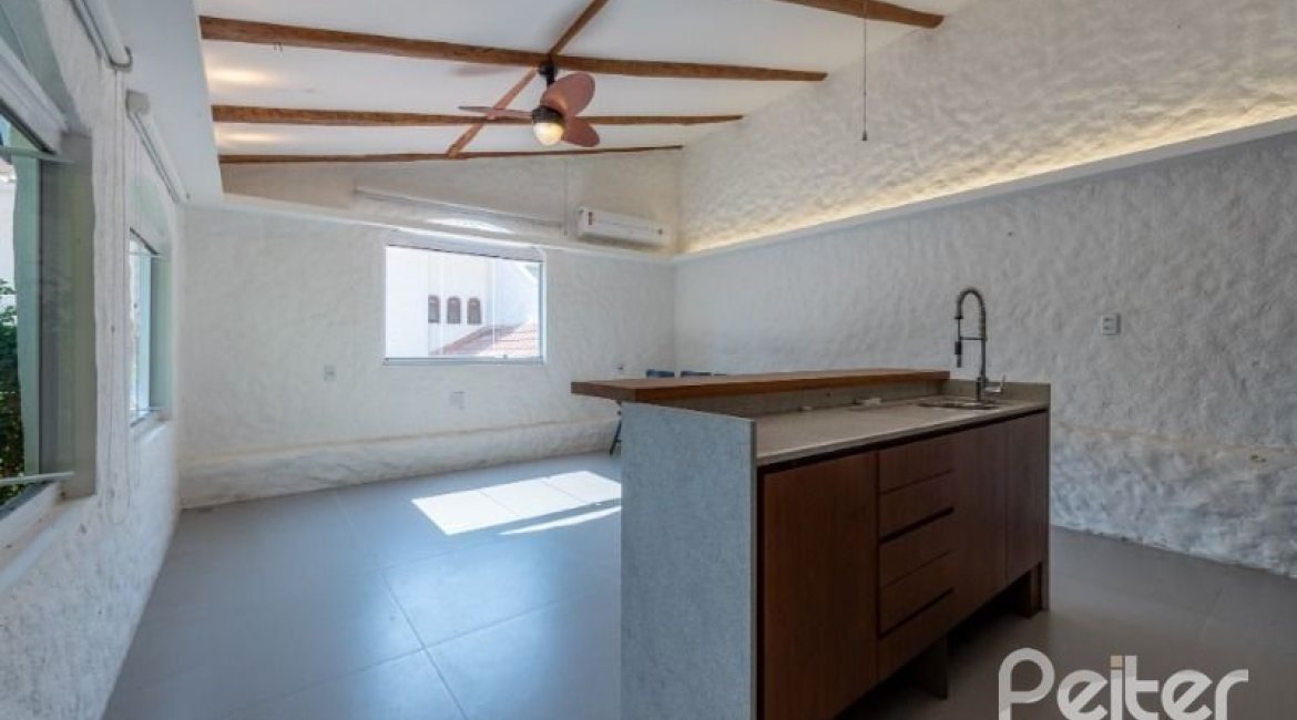 Casa à venda com 460m², 3 dormitórios, 1 suíte, 4 vagas, no bairro Vila Conceição em Porto Alegre