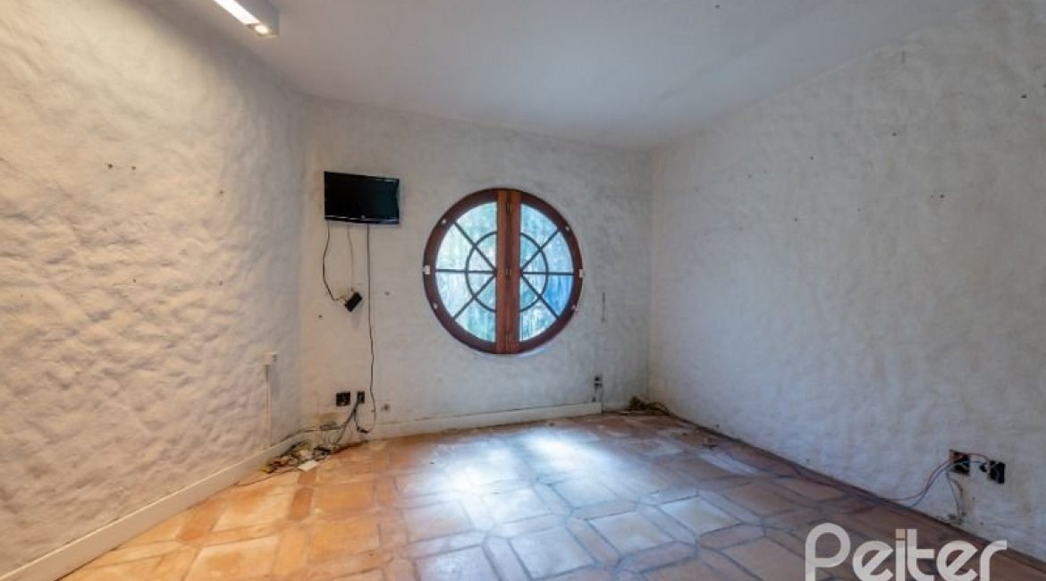 Casa à venda com 460m², 3 dormitórios, 1 suíte, 4 vagas, no bairro Vila Conceição em Porto Alegre