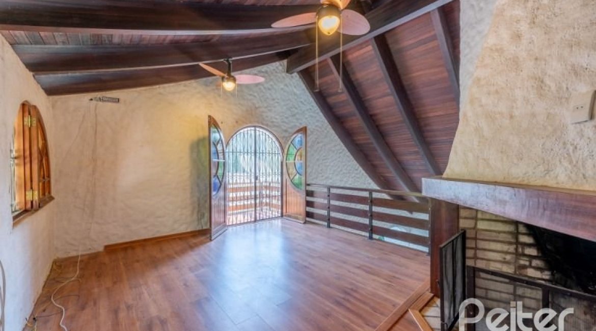 Casa à venda com 460m², 3 dormitórios, 1 suíte, 4 vagas, no bairro Vila Conceição em Porto Alegre