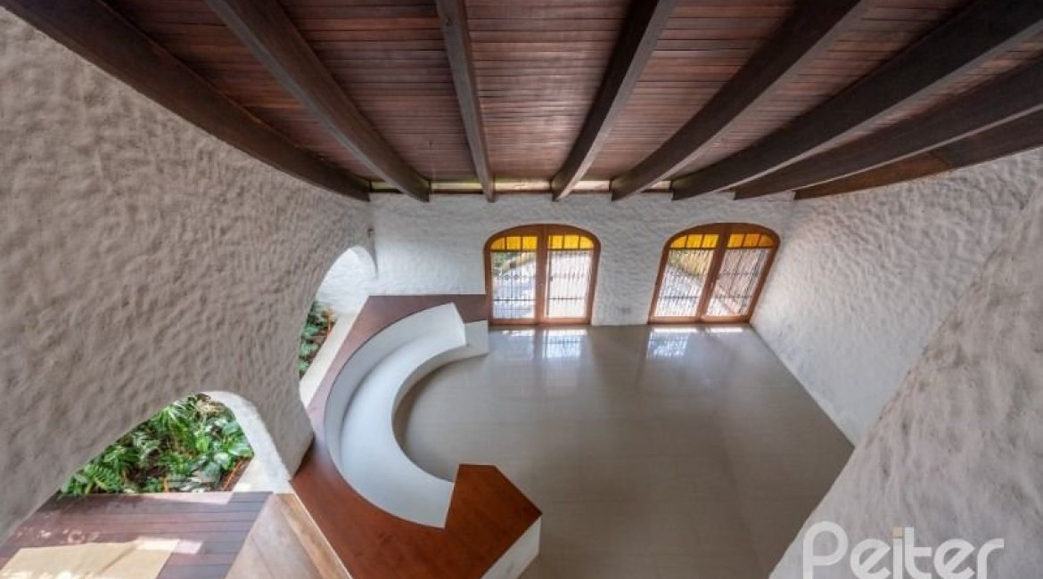 Casa à venda com 460m², 3 dormitórios, 1 suíte, 4 vagas, no bairro Vila Conceição em Porto Alegre