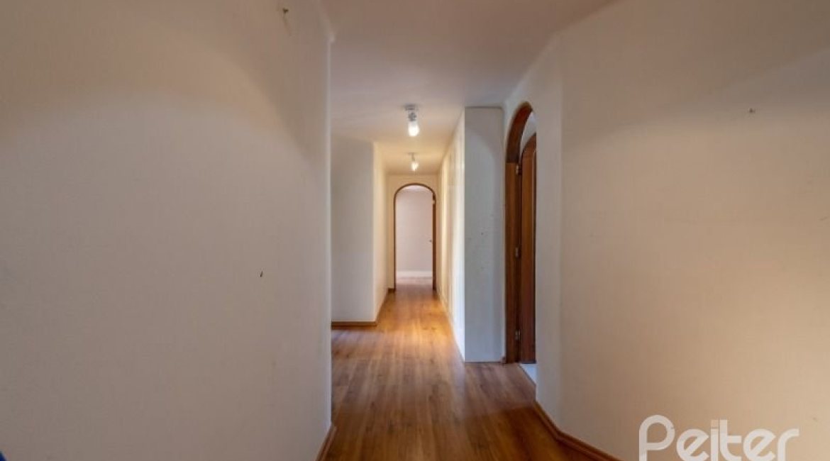 Casa à venda com 460m², 3 dormitórios, 1 suíte, 4 vagas, no bairro Vila Conceição em Porto Alegre