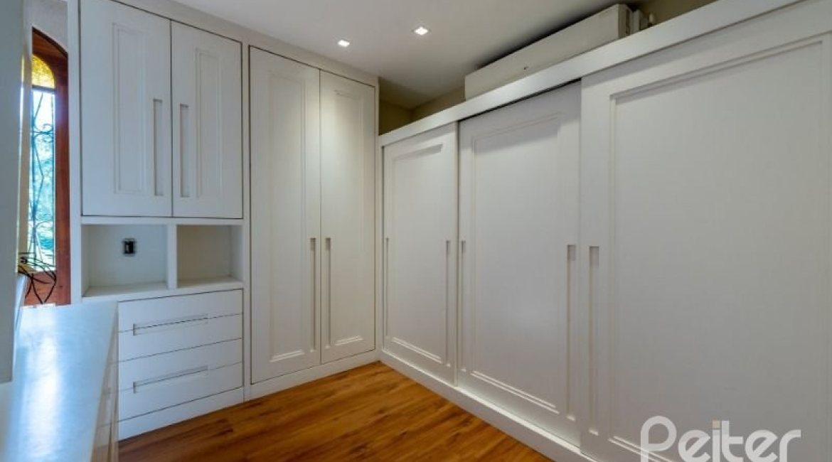 Casa à venda com 460m², 3 dormitórios, 1 suíte, 4 vagas, no bairro Vila Conceição em Porto Alegre