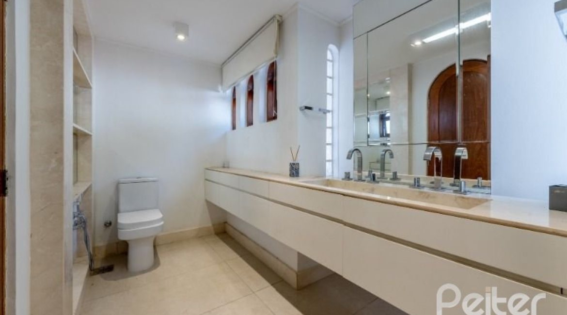 Casa à venda com 460m², 3 dormitórios, 1 suíte, 4 vagas, no bairro Vila Conceição em Porto Alegre