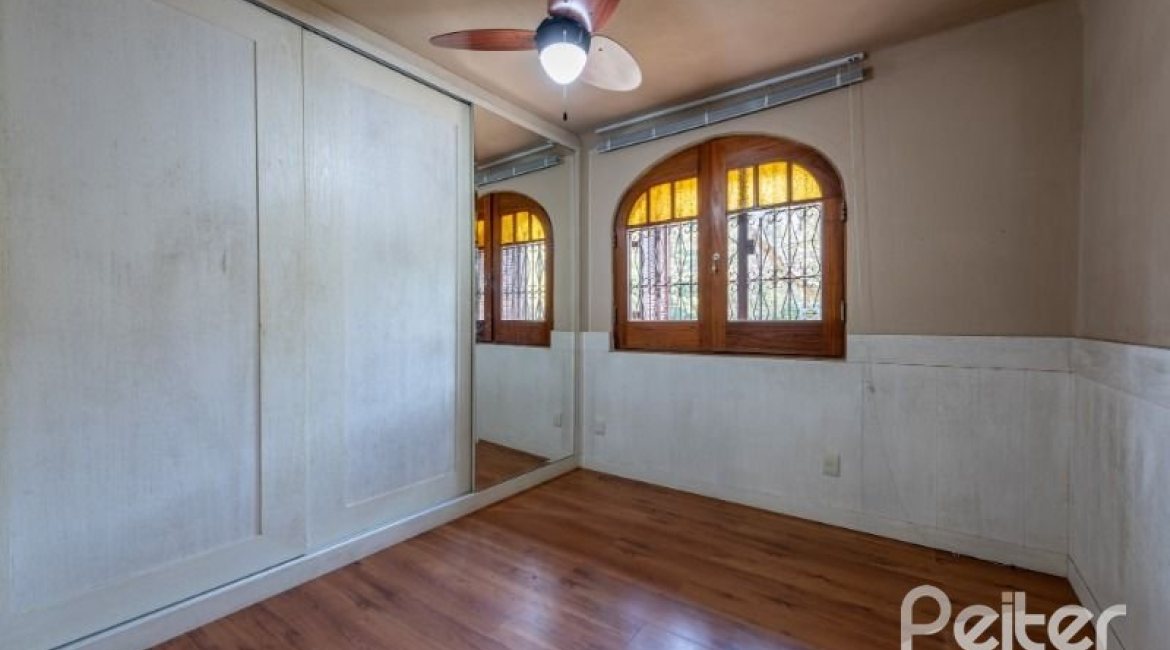 Casa à venda com 460m², 3 dormitórios, 1 suíte, 4 vagas, no bairro Vila Conceição em Porto Alegre