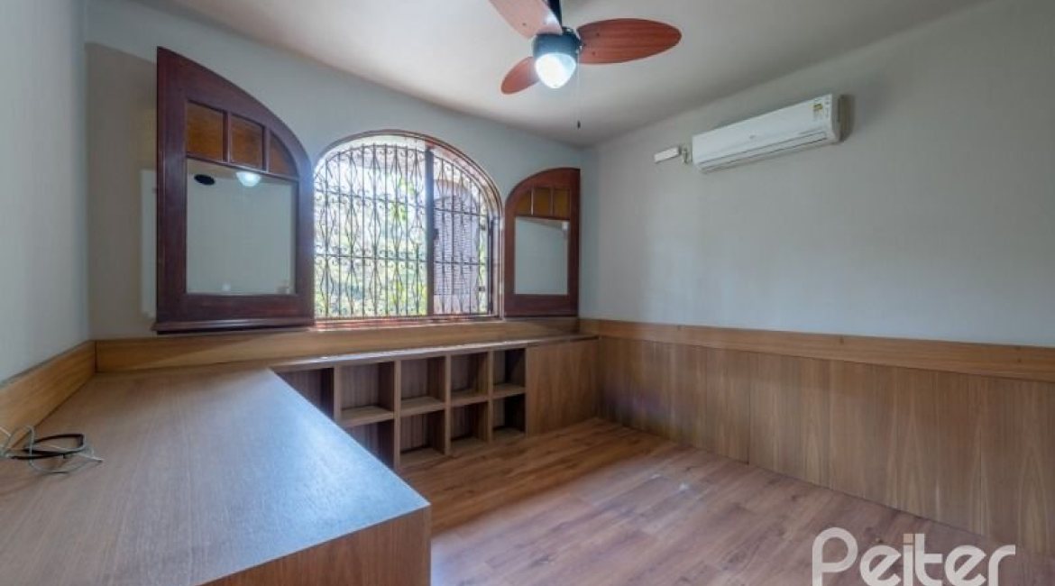 Casa à venda com 460m², 3 dormitórios, 1 suíte, 4 vagas, no bairro Vila Conceição em Porto Alegre