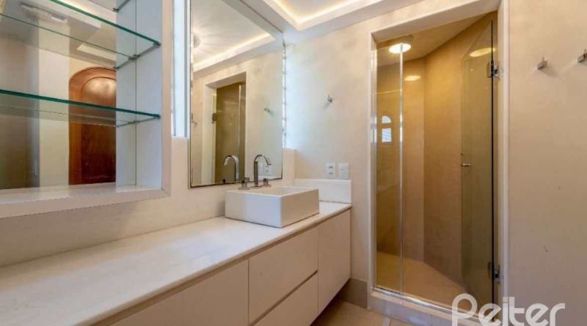 Casa à venda com 460m², 3 dormitórios, 1 suíte, 4 vagas, no bairro Vila Conceição em Porto Alegre