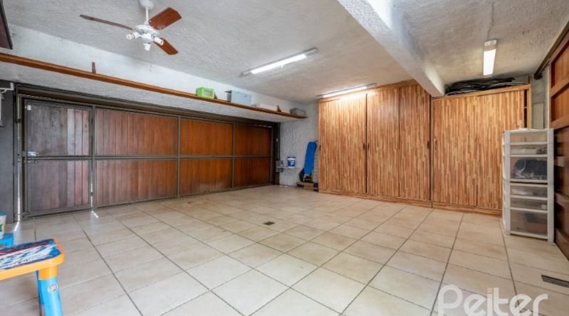 Casa à venda com 460m², 3 dormitórios, 1 suíte, 4 vagas, no bairro Vila Conceição em Porto Alegre
