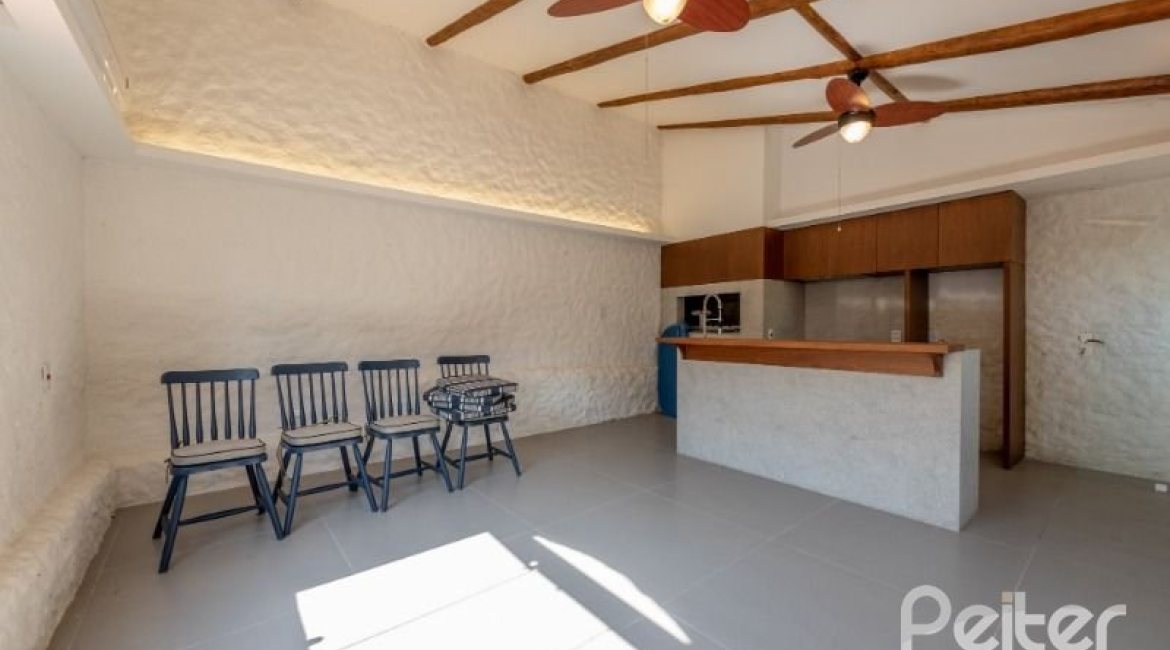 Casa à venda com 460m², 3 dormitórios, 1 suíte, 4 vagas, no bairro Vila Conceição em Porto Alegre